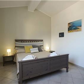 2 bedroom seaside apartments with shared pool, sleeps 4-5